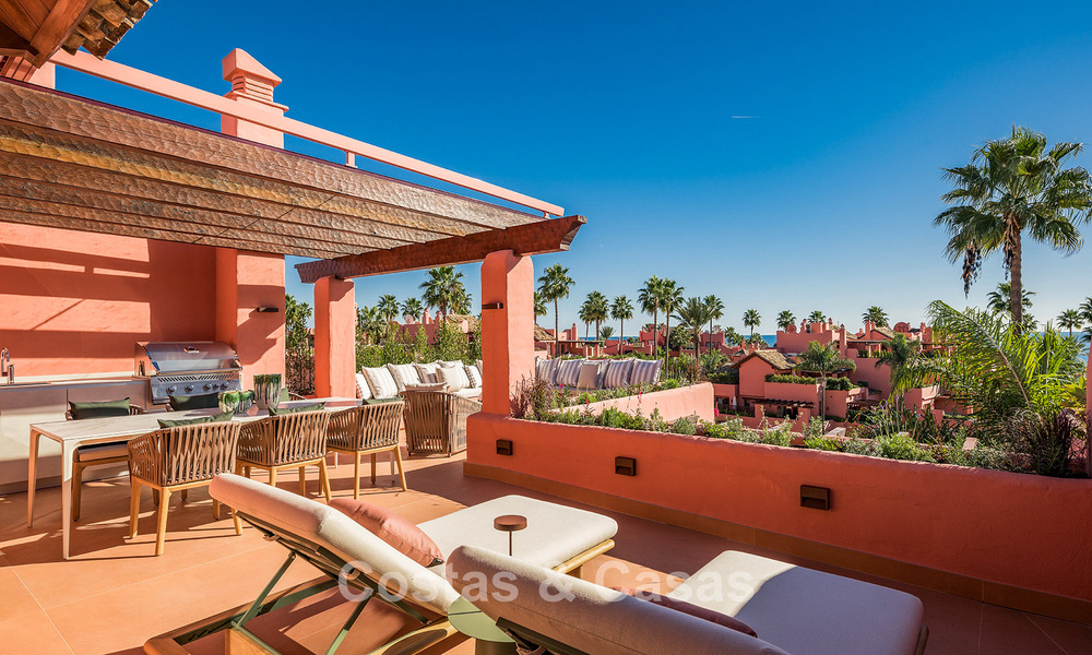 Ruim duplex penthouse te koop met zeezicht in een iconisch strandcomplex op de New Golden Mile, Marbella - Estepona 790837