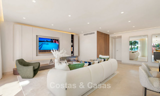 Ruim duplex penthouse te koop met zeezicht in een iconisch strandcomplex op de New Golden Mile, Marbella - Estepona 790849 