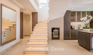 Ruim duplex penthouse te koop met zeezicht in een iconisch strandcomplex op de New Golden Mile, Marbella - Estepona 790850 