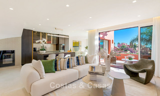 Ruim duplex penthouse te koop met zeezicht in een iconisch strandcomplex op de New Golden Mile, Marbella - Estepona 790851 