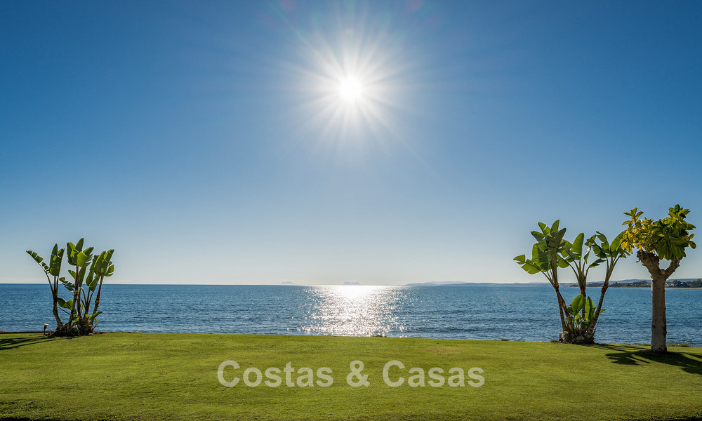 Ruim duplex penthouse te koop met zeezicht in een iconisch strandcomplex op de New Golden Mile, Marbella - Estepona 790853