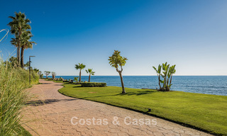Ruim duplex penthouse te koop met zeezicht in een iconisch strandcomplex op de New Golden Mile, Marbella - Estepona 790856 