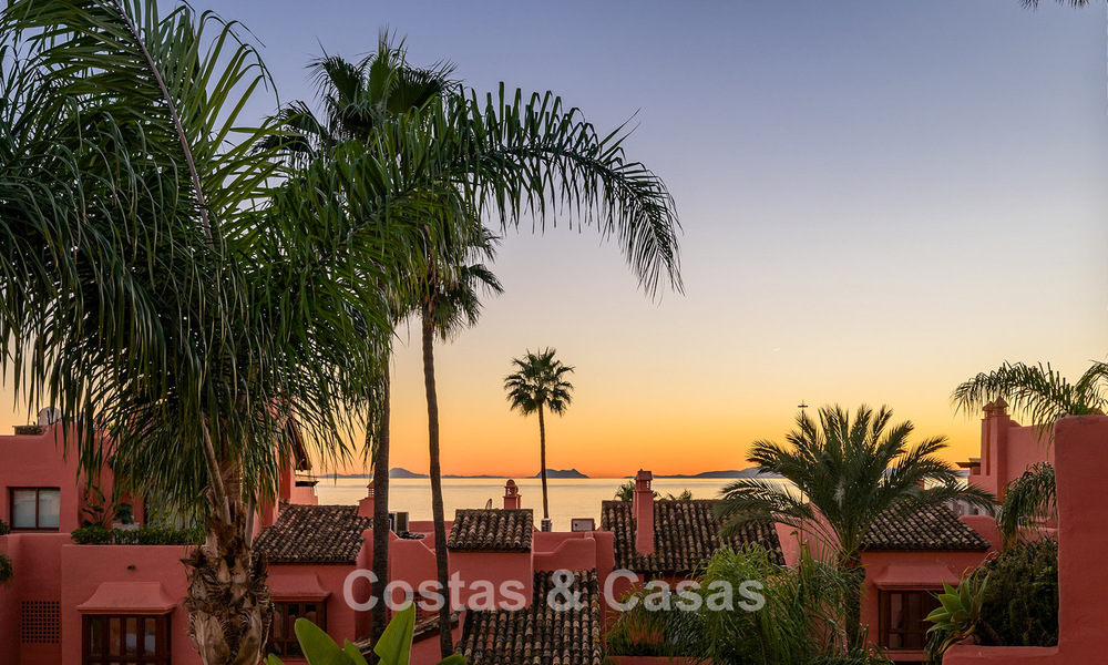 Ruim duplex penthouse te koop met zeezicht in een iconisch strandcomplex op de New Golden Mile, Marbella - Estepona 790866