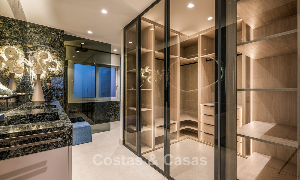 Ruim duplex penthouse te koop met zeezicht in een iconisch strandcomplex op de New Golden Mile, Marbella - Estepona 790871