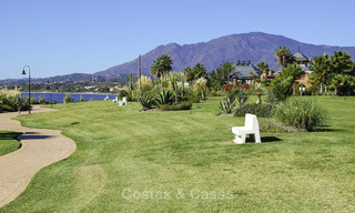 Ruim duplex penthouse te koop met zeezicht in een iconisch strandcomplex op de New Golden Mile, Marbella - Estepona 790882 