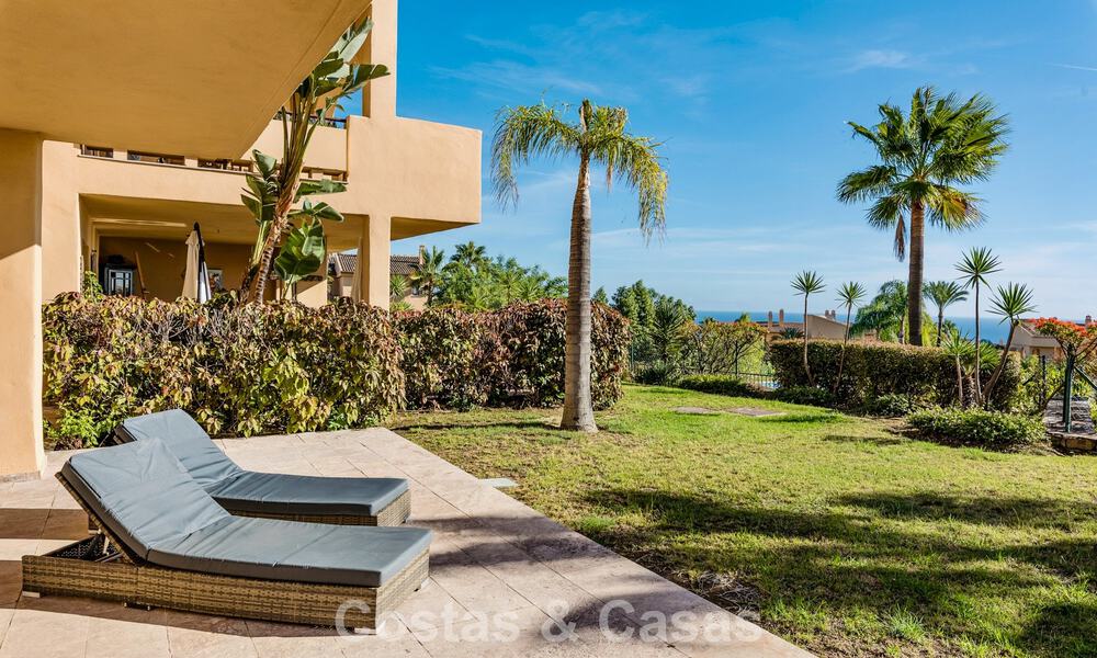 Tuinappartement met zeezicht te koop in een gated complex in Marbella - Benahavis 791241