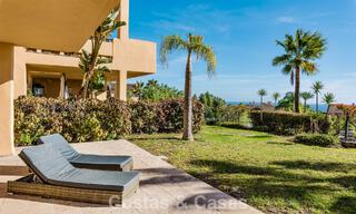 Tuinappartement met zeezicht te koop in een gated complex in Marbella - Benahavis 791241 