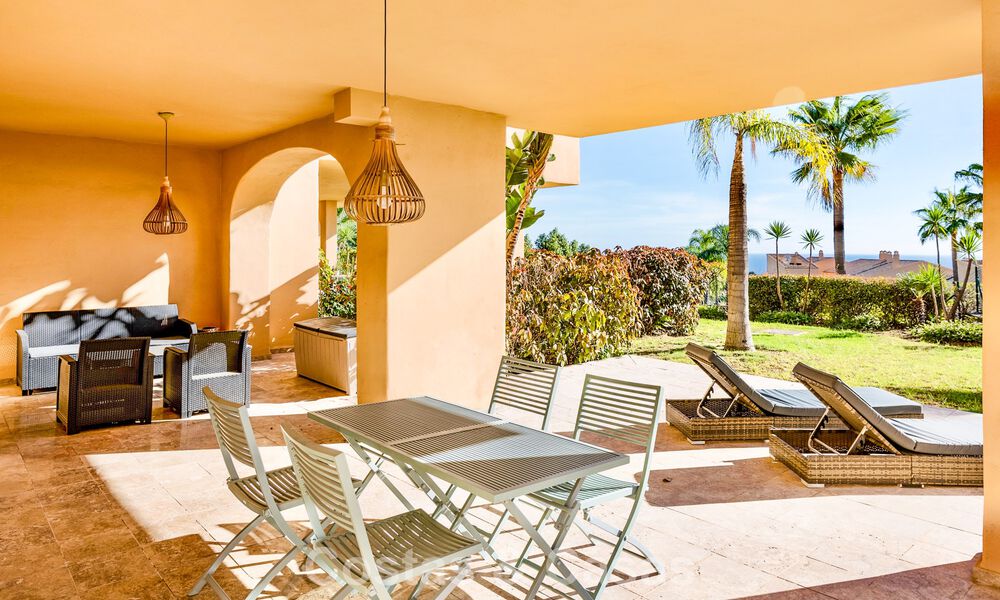 Tuinappartement met zeezicht te koop in een gated complex in Marbella - Benahavis 791256