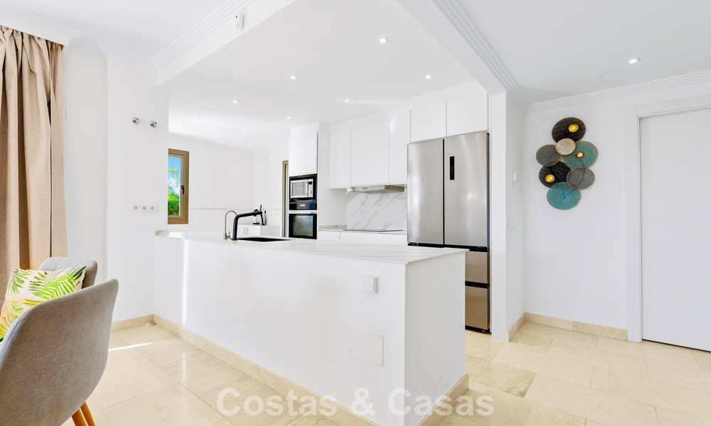 Tuinappartement met zeezicht te koop in een gated complex in Marbella - Benahavis 791262