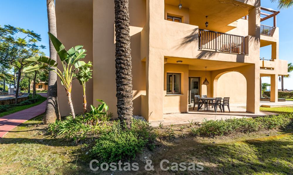 Tuinappartement met zeezicht te koop in een gated complex in Marbella - Benahavis 791277