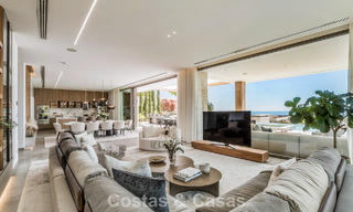 Luxevilla met geavanceerd design te koop met panoramisch zeezicht, binnen een prestigieus golfresort, Marbella - Benahavis 791008 