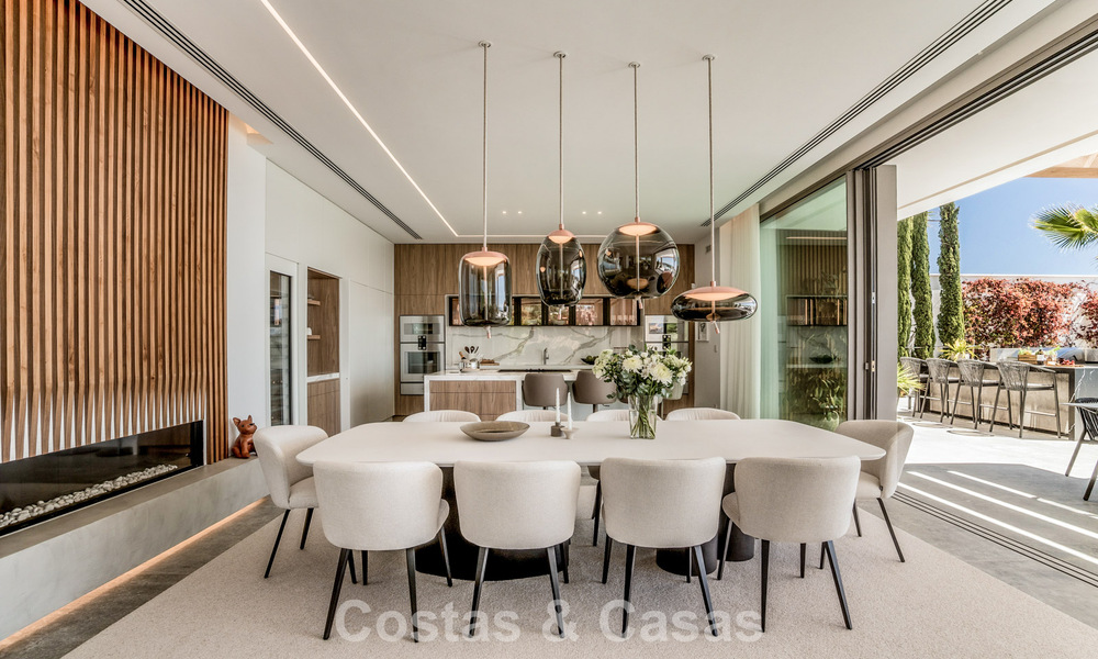 Luxevilla met geavanceerd design te koop met panoramisch zeezicht, binnen een prestigieus golfresort, Marbella - Benahavis 791010