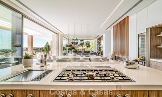 Luxevilla met geavanceerd design te koop met panoramisch zeezicht, binnen een prestigieus golfresort, Marbella - Benahavis 791014 