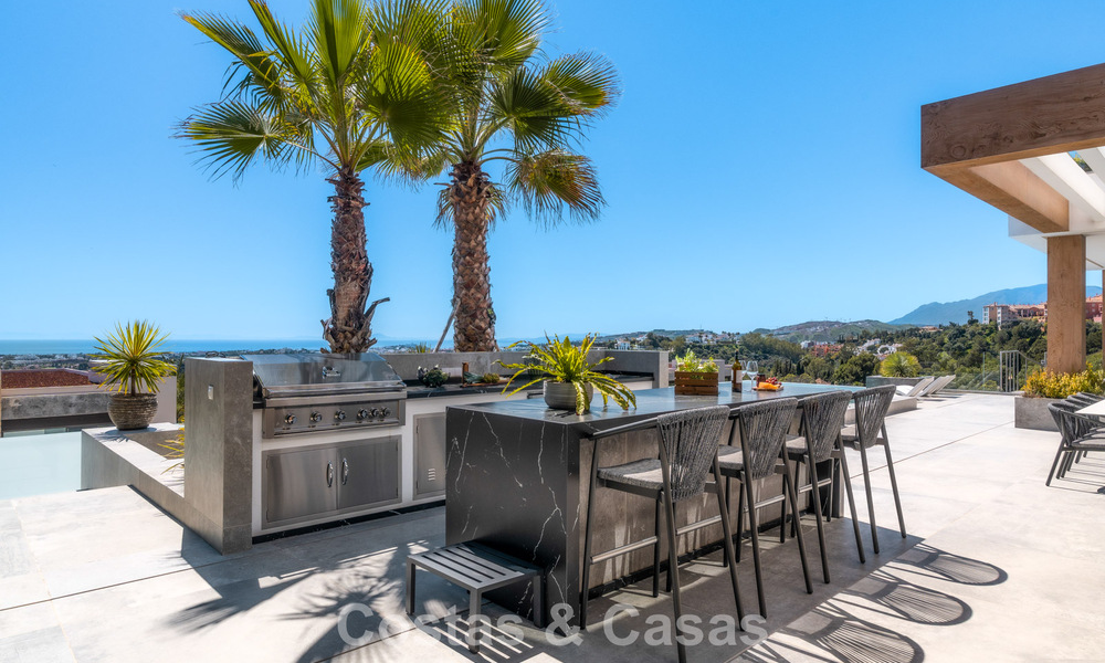 Luxevilla met geavanceerd design te koop met panoramisch zeezicht, binnen een prestigieus golfresort, Marbella - Benahavis 791022
