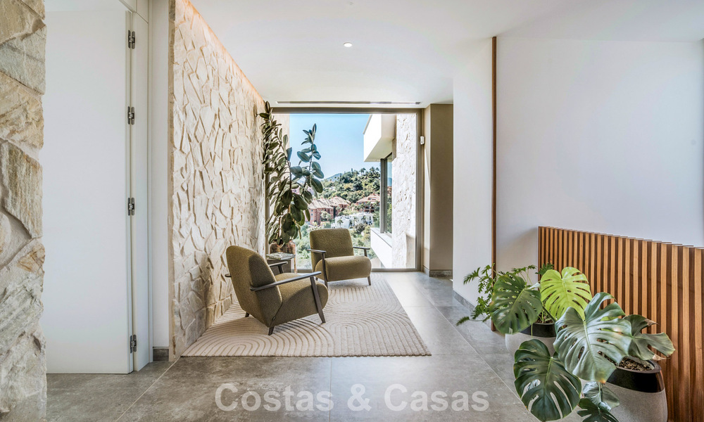 Luxevilla met geavanceerd design te koop met panoramisch zeezicht, binnen een prestigieus golfresort, Marbella - Benahavis 791033