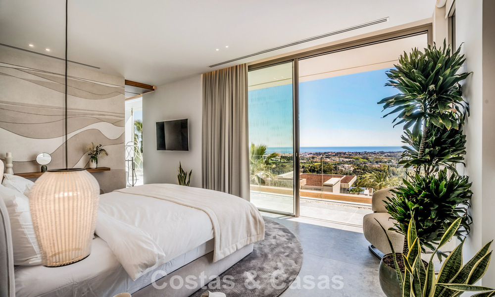 Luxevilla met geavanceerd design te koop met panoramisch zeezicht, binnen een prestigieus golfresort, Marbella - Benahavis 791034
