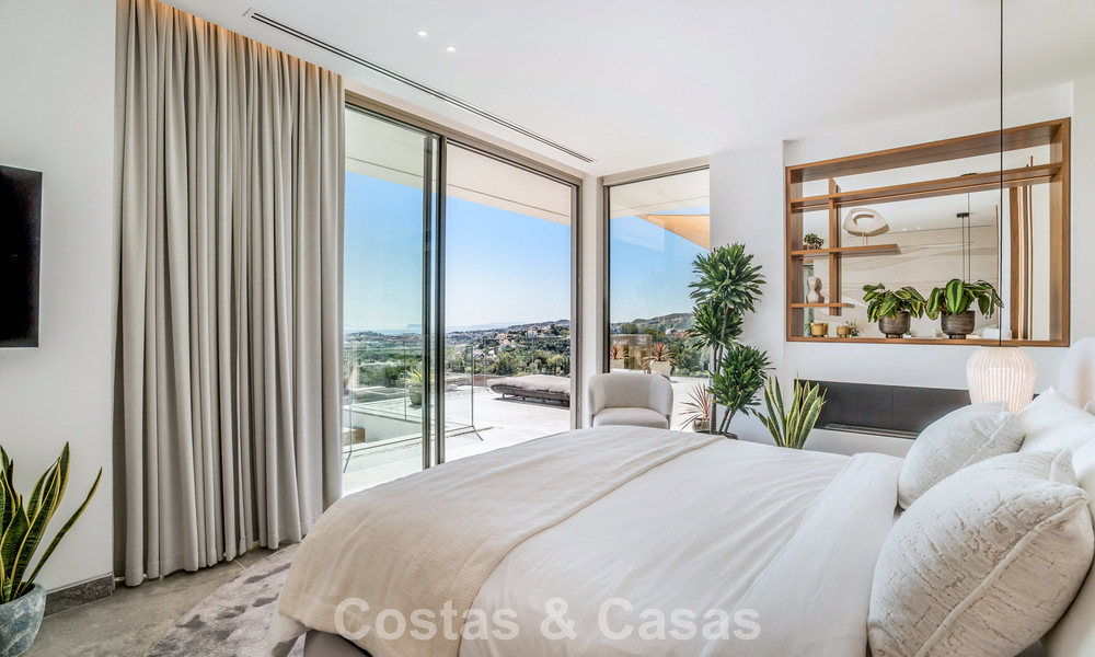Luxevilla met geavanceerd design te koop met panoramisch zeezicht, binnen een prestigieus golfresort, Marbella - Benahavis 791035