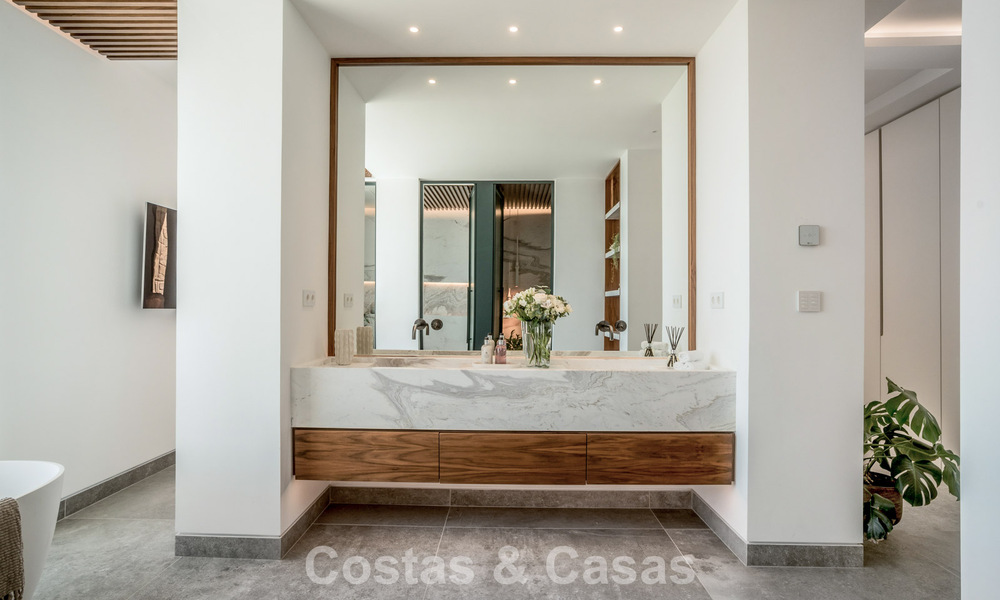 Luxevilla met geavanceerd design te koop met panoramisch zeezicht, binnen een prestigieus golfresort, Marbella - Benahavis 791038