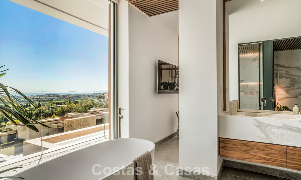 Luxevilla met geavanceerd design te koop met panoramisch zeezicht, binnen een prestigieus golfresort, Marbella - Benahavis 791039