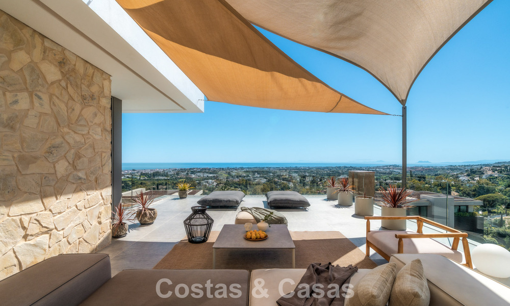 Luxevilla met geavanceerd design te koop met panoramisch zeezicht, binnen een prestigieus golfresort, Marbella - Benahavis 791041