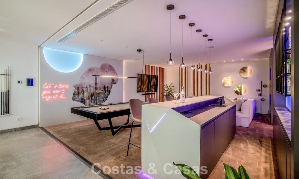 Luxevilla met geavanceerd design te koop met panoramisch zeezicht, binnen een prestigieus golfresort, Marbella - Benahavis 791055