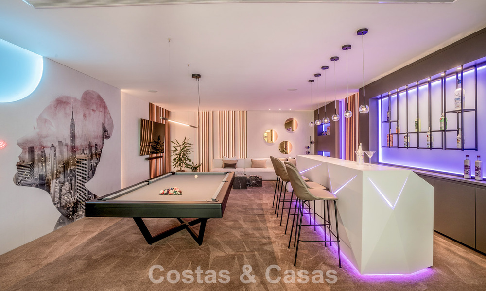 Luxevilla met geavanceerd design te koop met panoramisch zeezicht, binnen een prestigieus golfresort, Marbella - Benahavis 791056