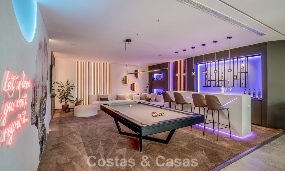 Luxevilla met geavanceerd design te koop met panoramisch zeezicht, binnen een prestigieus golfresort, Marbella - Benahavis 791057