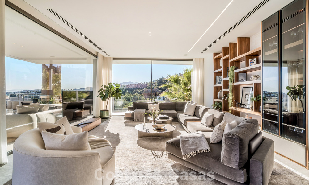 Luxevilla met geavanceerd design te koop met panoramisch zeezicht, binnen een prestigieus golfresort, Marbella - Benahavis 791062