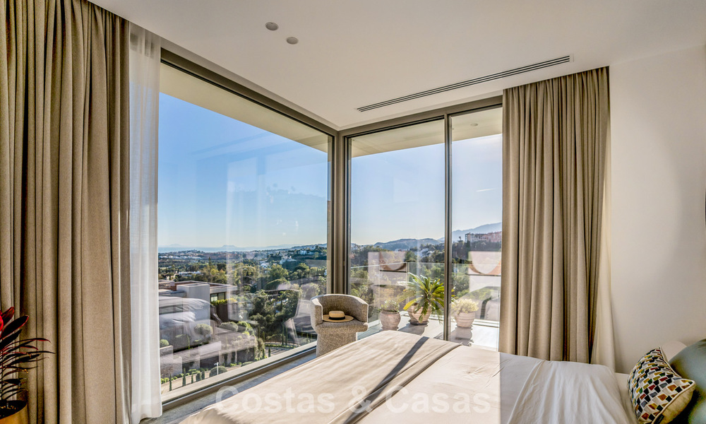 Luxevilla met geavanceerd design te koop met panoramisch zeezicht, binnen een prestigieus golfresort, Marbella - Benahavis 791067