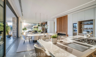Luxevilla met geavanceerd design te koop met panoramisch zeezicht, binnen een prestigieus golfresort, Marbella - Benahavis 791071 