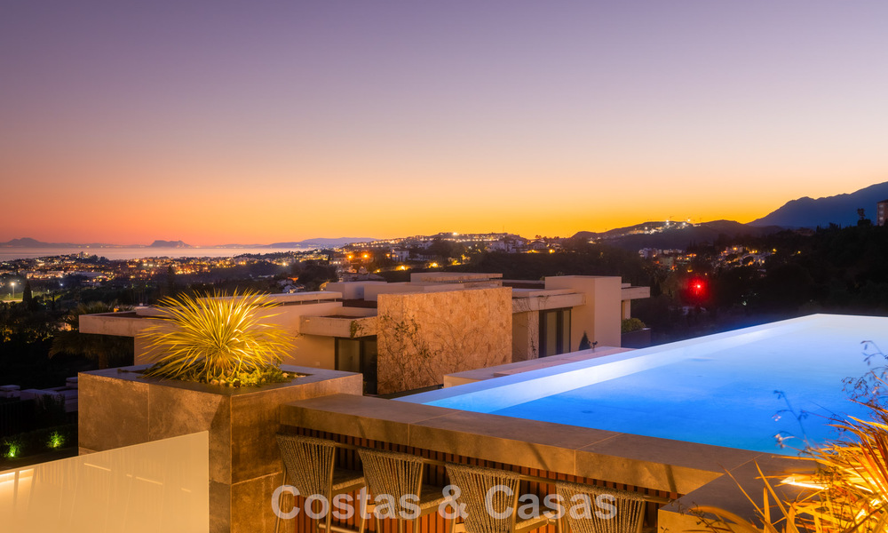 Luxevilla met geavanceerd design te koop met panoramisch zeezicht, binnen een prestigieus golfresort, Marbella - Benahavis 791074