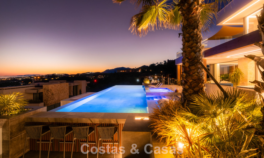 Luxevilla met geavanceerd design te koop met panoramisch zeezicht, binnen een prestigieus golfresort, Marbella - Benahavis 791075