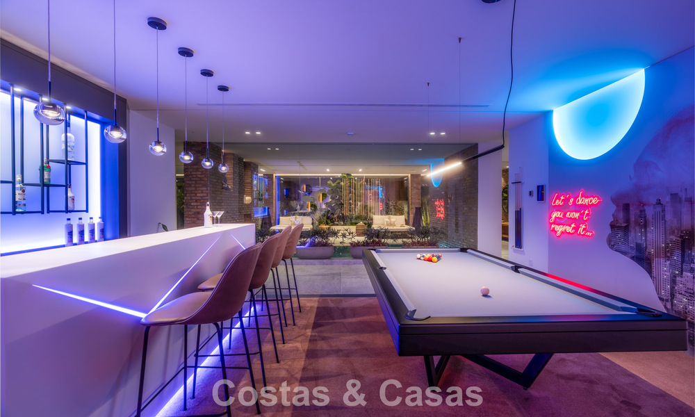 Luxevilla met geavanceerd design te koop met panoramisch zeezicht, binnen een prestigieus golfresort, Marbella - Benahavis 791083