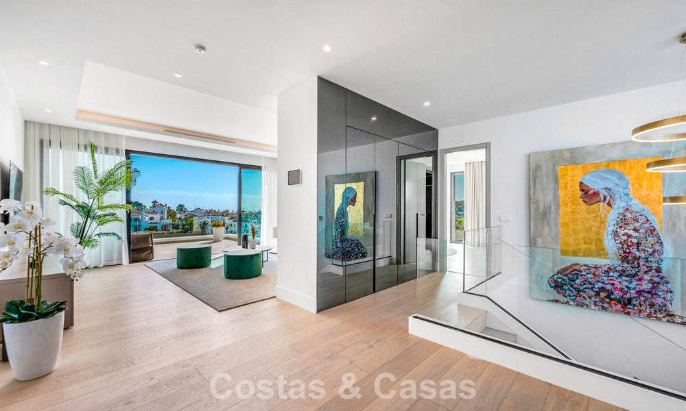 Indrukwekkende, eigentijdse villa te koop aan de golfbaan op de New Golden Mile tussen Marbella en Estepona 791401