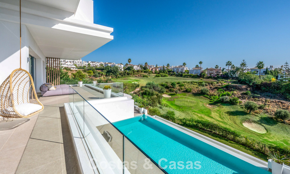 Indrukwekkende, eigentijdse villa te koop aan de golfbaan op de New Golden Mile tussen Marbella en Estepona 791407
