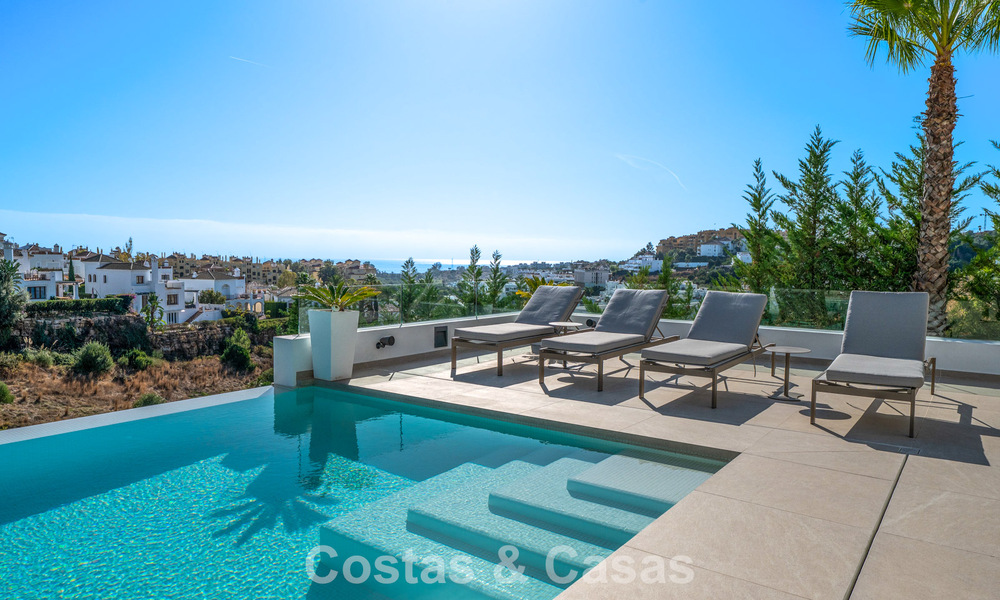Indrukwekkende, eigentijdse villa te koop aan de golfbaan op de New Golden Mile tussen Marbella en Estepona 791410