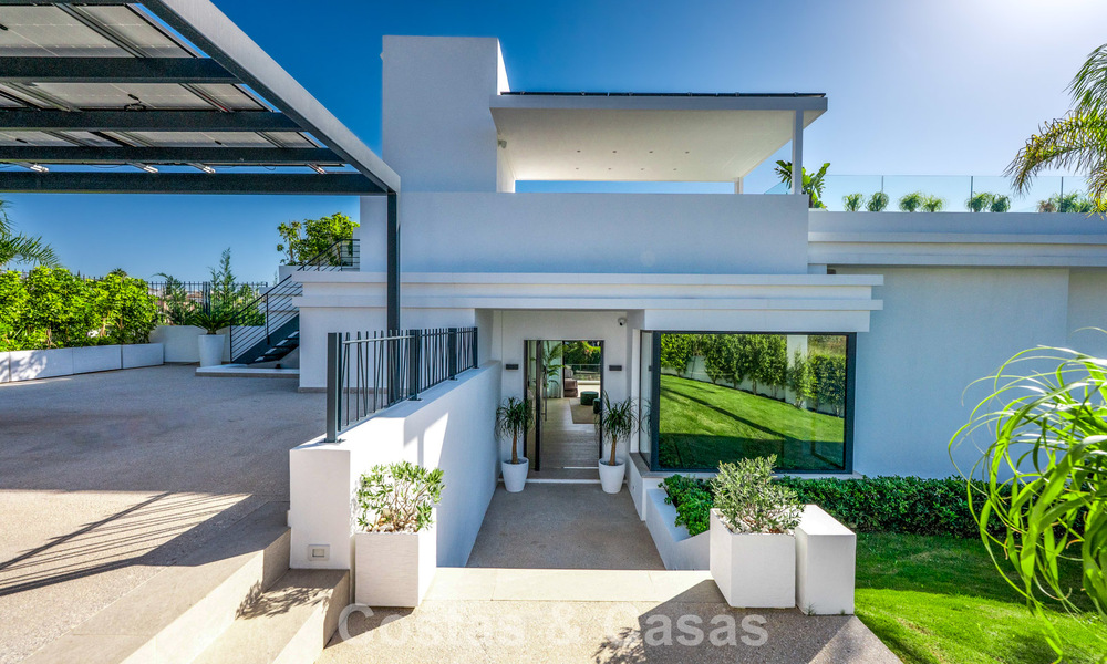 Indrukwekkende, eigentijdse villa te koop aan de golfbaan op de New Golden Mile tussen Marbella en Estepona 791411