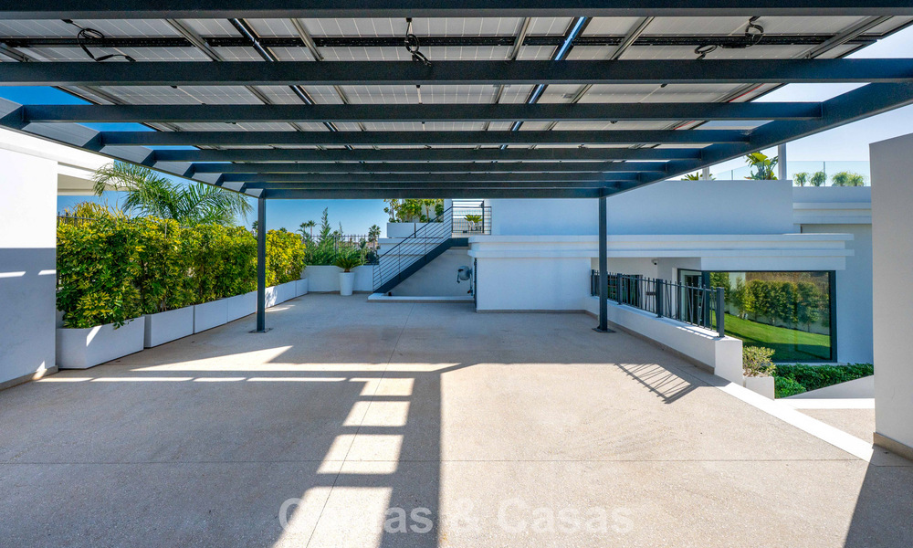 Indrukwekkende, eigentijdse villa te koop aan de golfbaan op de New Golden Mile tussen Marbella en Estepona 791412