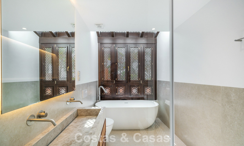 Prachtig, eigentijds, gerenoveerd townhouse met 4 slaapkamers te koop i/e gated community o/d Golden Mile van Marbella 791313