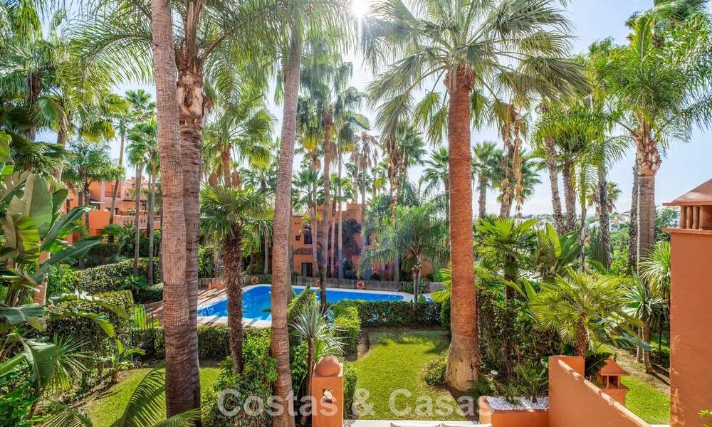 Prachtig, eigentijds, gerenoveerd townhouse met 4 slaapkamers te koop i/e gated community o/d Golden Mile van Marbella 791317