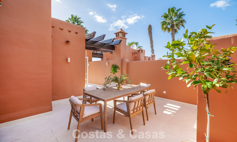 Prachtig, eigentijds, gerenoveerd townhouse met 4 slaapkamers te koop i/e gated community o/d Golden Mile van Marbella 791322