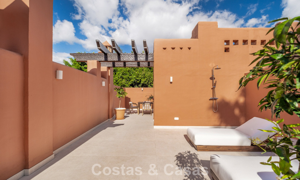 Prachtig, eigentijds, gerenoveerd townhouse met 4 slaapkamers te koop i/e gated community o/d Golden Mile van Marbella 791326