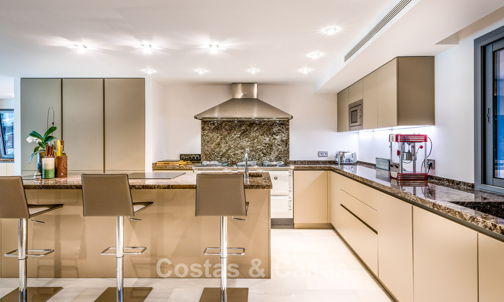 Exclusieve villa te koop, aan de golfbaan in een prestigieuze urbanisatie in Nueva Andalucia, Marbella 791444