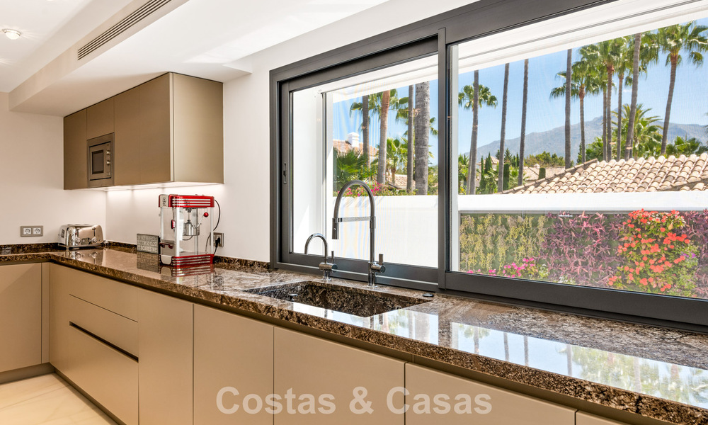 Exclusieve villa te koop, aan de golfbaan in een prestigieuze urbanisatie in Nueva Andalucia, Marbella 791474