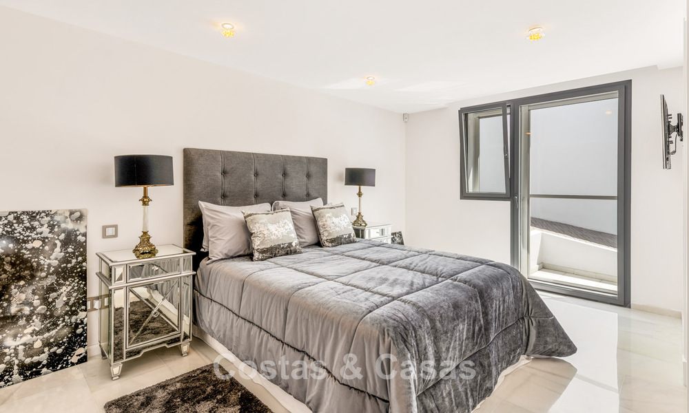 Exclusieve villa te koop, aan de golfbaan in een prestigieuze urbanisatie in Nueva Andalucia, Marbella 791478