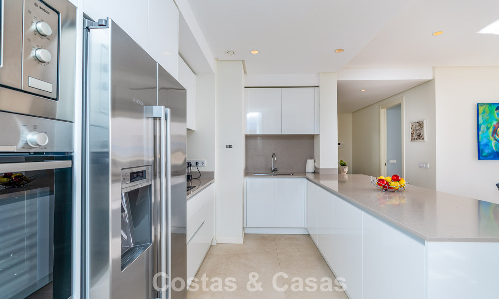 Luxueus 3-slaapkamer appartement te koop met panoramisch zeezicht in een gated resort in Marbella - Benahavis 791568