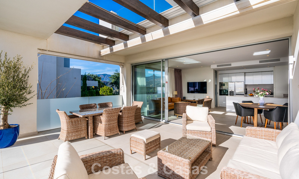 Luxueus 3-slaapkamer appartement te koop met panoramisch zeezicht in een gated resort in Marbella - Benahavis 791574