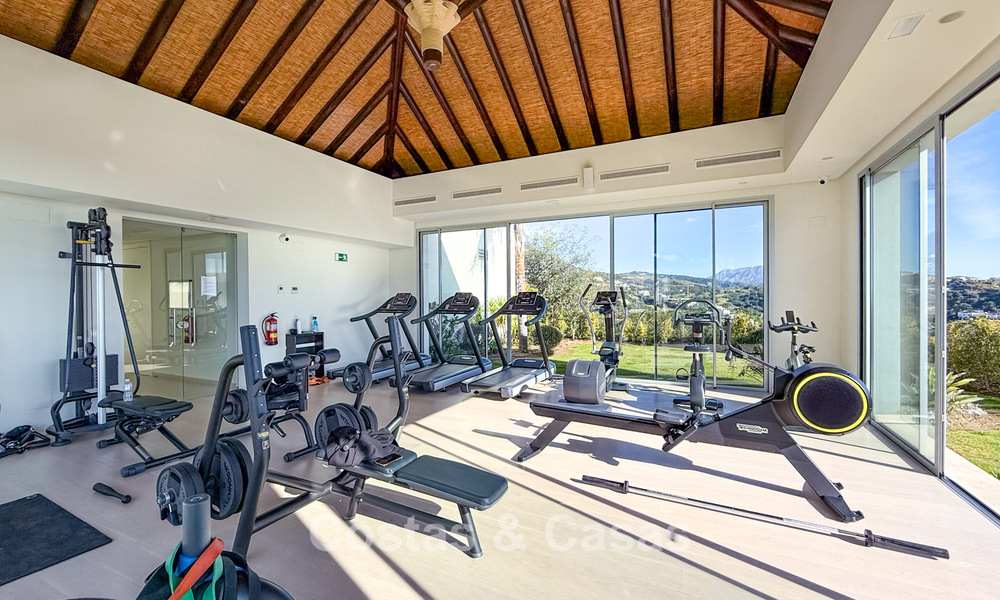 Luxueus 3-slaapkamer appartement te koop met panoramisch zeezicht in een gated resort in Marbella - Benahavis 791584