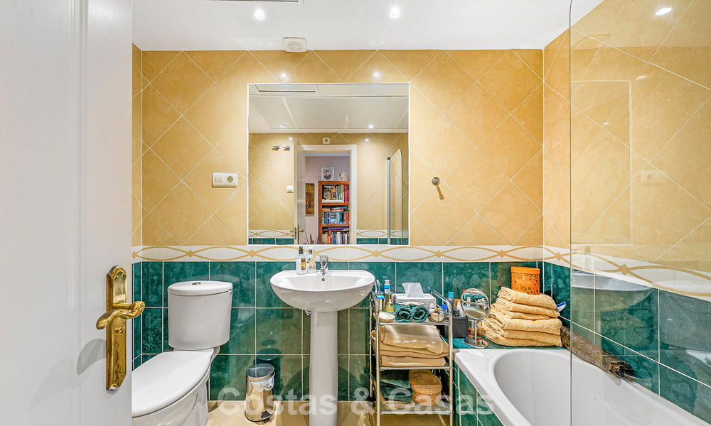 Instapklaar appartement te koop in een exclusieve urbanisatie aan de strandzijde tussen Puerto Banus en San Pedro, Marbella 792037