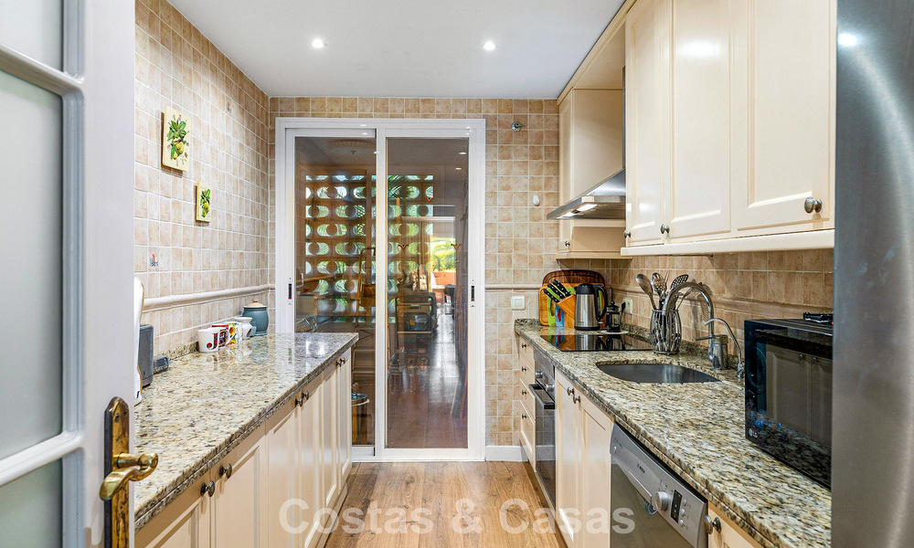 Instapklaar appartement te koop in een exclusieve urbanisatie aan de strandzijde tussen Puerto Banus en San Pedro, Marbella 792044